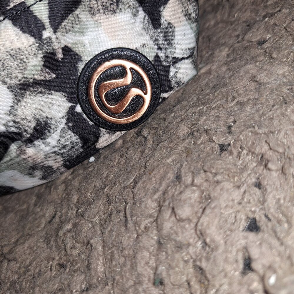LULULEMON-Sweat To Street-Hobo Bag-Mystic Jungle Butter Pink-No Pouch-Near Mint - Picture 5 of 6
